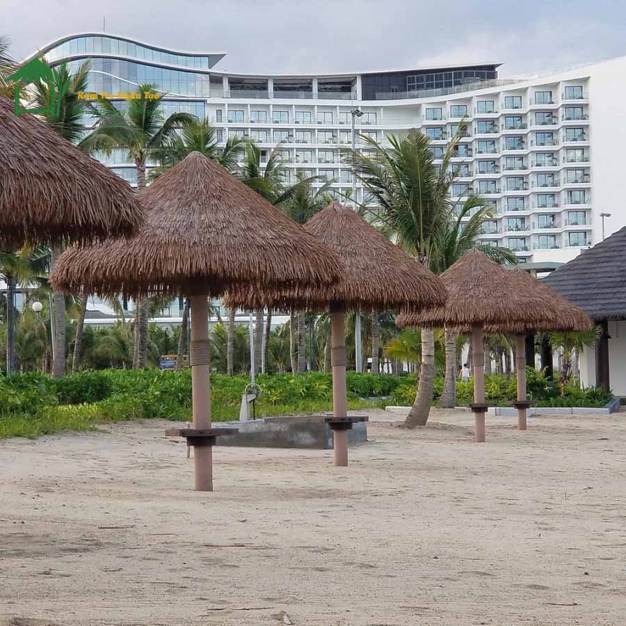 Công trình quán cafe có mái rơm nhựa tạo cảm giác thân thiện, mộc mạc, hút khách