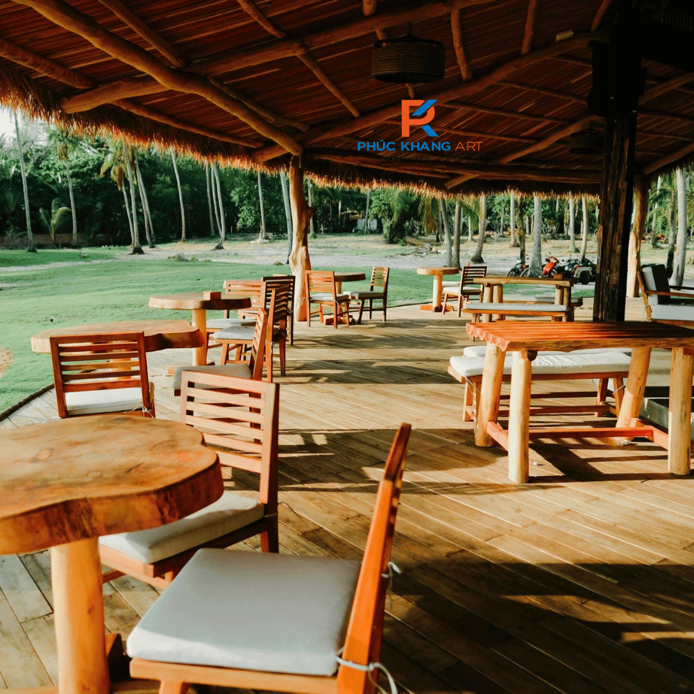 Ban công biệt thự nghỉ dưỡng mái rơm nhân tạo