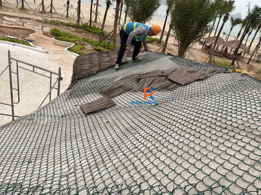 Cố định lưới hàn mạ kẽm lên mái bê tông