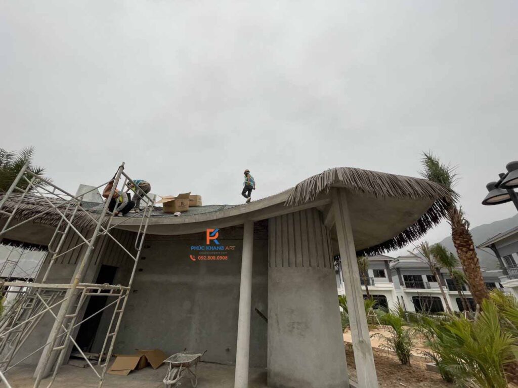 Khảo sát và chuẩn bị mái bê tông trước khi thi công rơm nhân tạo