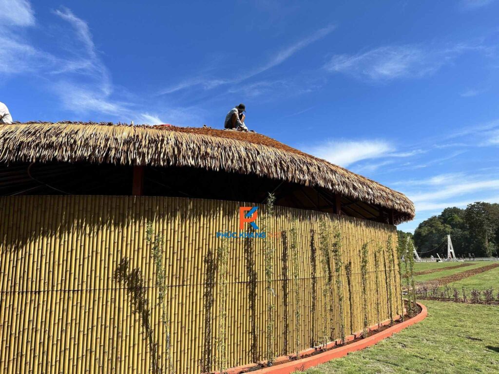 Nhà truyền thống sử dụng tre nhân tạo và rơm nhân tạo ngoài trời