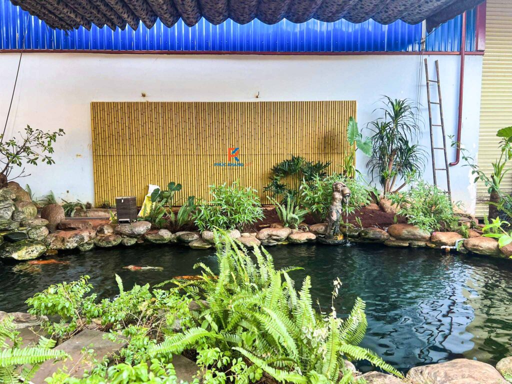 Vách tre nhân tạo trang trí hồ cá ngoài trời, bền đẹp, chống nước