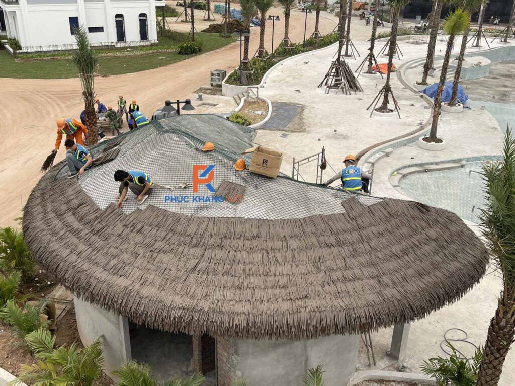 Thi công mái rơm nhân tạo trên mái beton tại Vân Đồn