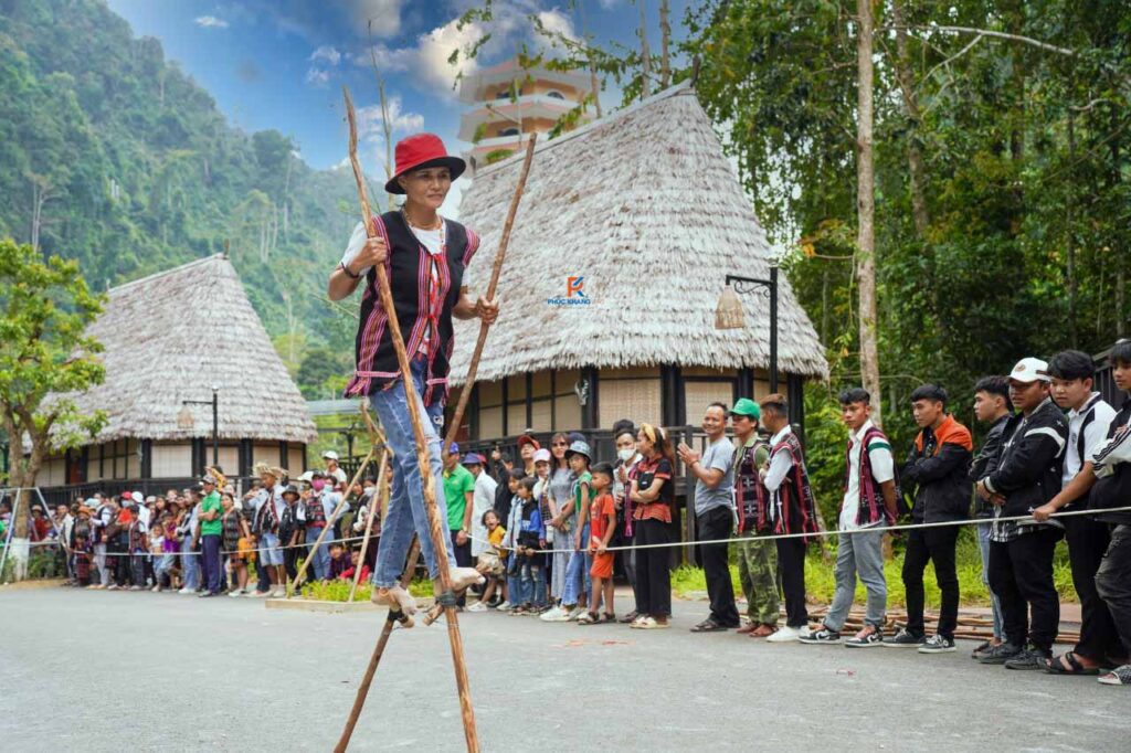 Lễ hội bản địa với không gian nhà rơm nhân tạo phía sau