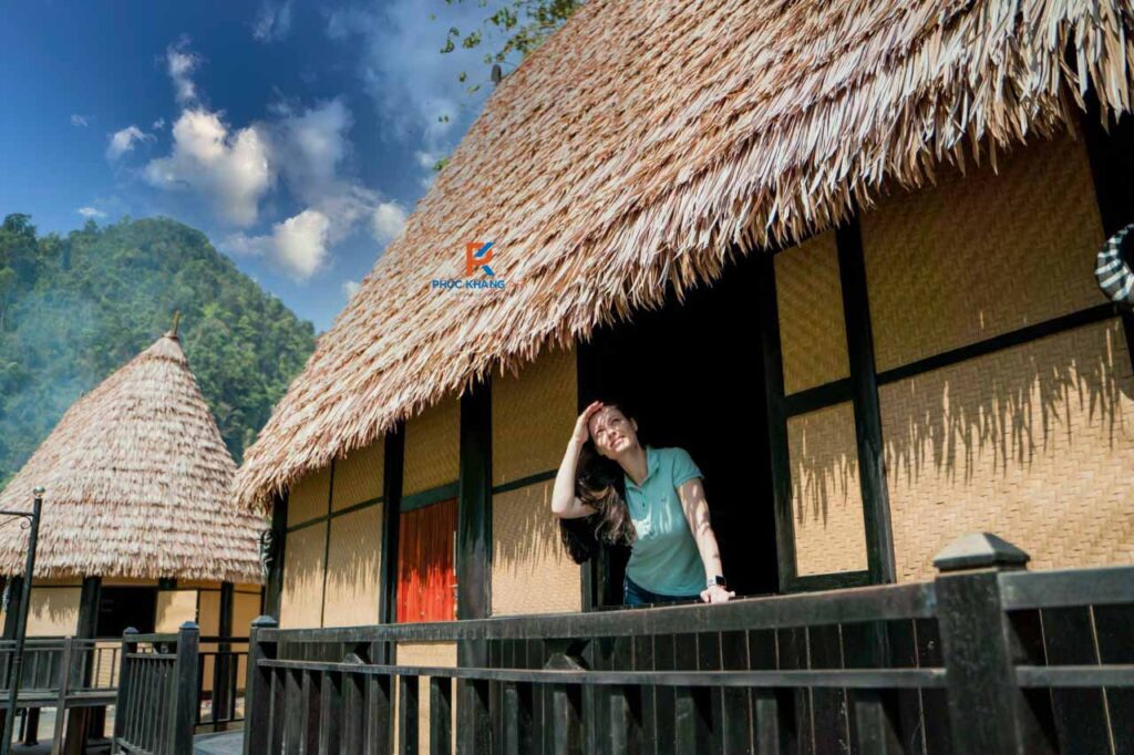 Cửa sổ nhìn ra núi, bao quanh bằng vách cót ép nhân tạo