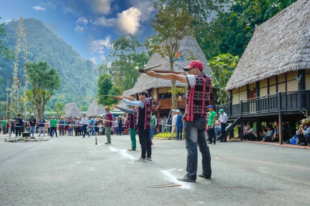 Lễ hội bản địa với không gian nhà rơm nhân tạo phía sau