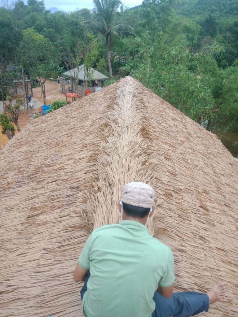 Thợ thi công đỉnh mái mái rơm nhân tạo