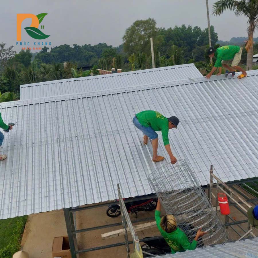 Thi công lưới lên mái tôn