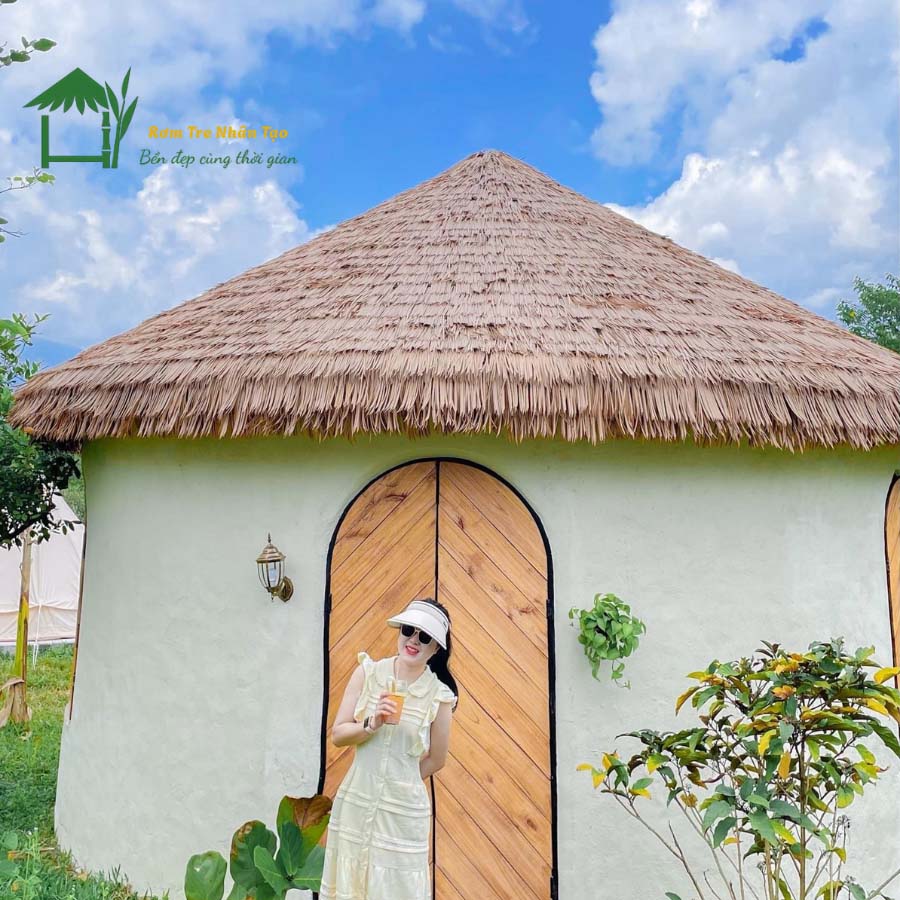 Khách checkin với mái rơm nhân tạo