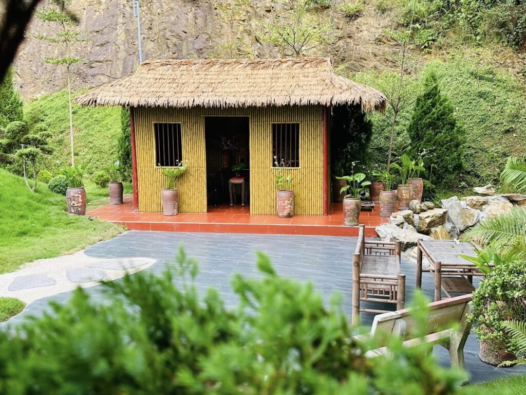  Nhà chòi tại Chùa Cây Thị ốp tre nhân tạo, mái rơm, hòa quyện trong cảnh quan núi rừng