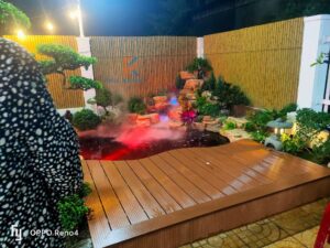 Sân vườn kiểu Nhật trang trí tường bằng tre nhựa nhân tạo.