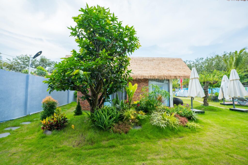 Cót ép nhân tạo (hay còn gọi là mành cót ép nhân tạo) là vật liệu được sản xuất từ nhựa tổng hợp cao cấp, mô phỏng hoa văn và cấu trúc đan lát truyền thống như tre, nứa. Bề mặt cót được thiết kế giống như các mắt đan thật, nhưng khắc phục hoàn toàn nhược điểm của vật liệu tự nhiên như mục, mối mọt, cong vênh.