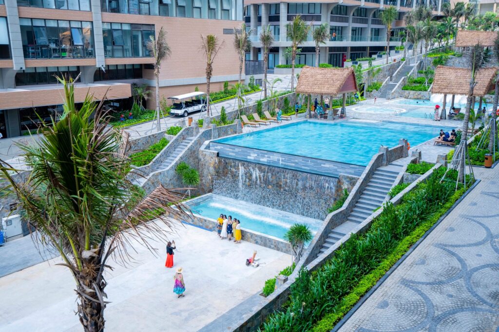 Thiết kế mái chòi nghỉ kết hợp rơm nhân tạo bền đẹp, giúp tăng tính thẩm mỹ và giá trị sử dụng cho công trình nghỉ dưỡng.