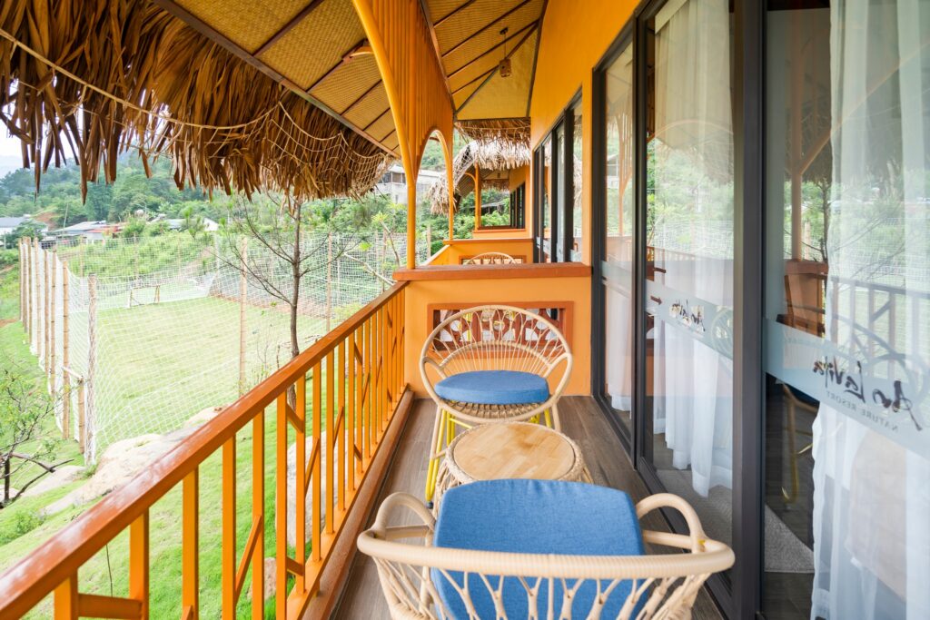 Trần mái và lan can trang trí bằng vật liệu nhân tạo như cót ép, tạo không gian gần gũi