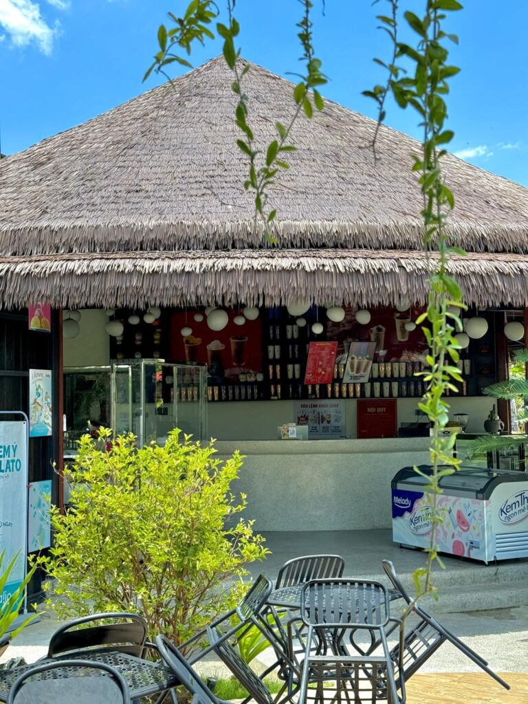 Không gian phục vụ ngoài trời tại Athena Coffee trở nên nổi bật và mát mẻ hơn nhờ mái rơm nhân tạo thẩm mỹ, bền đẹp theo thời gian.