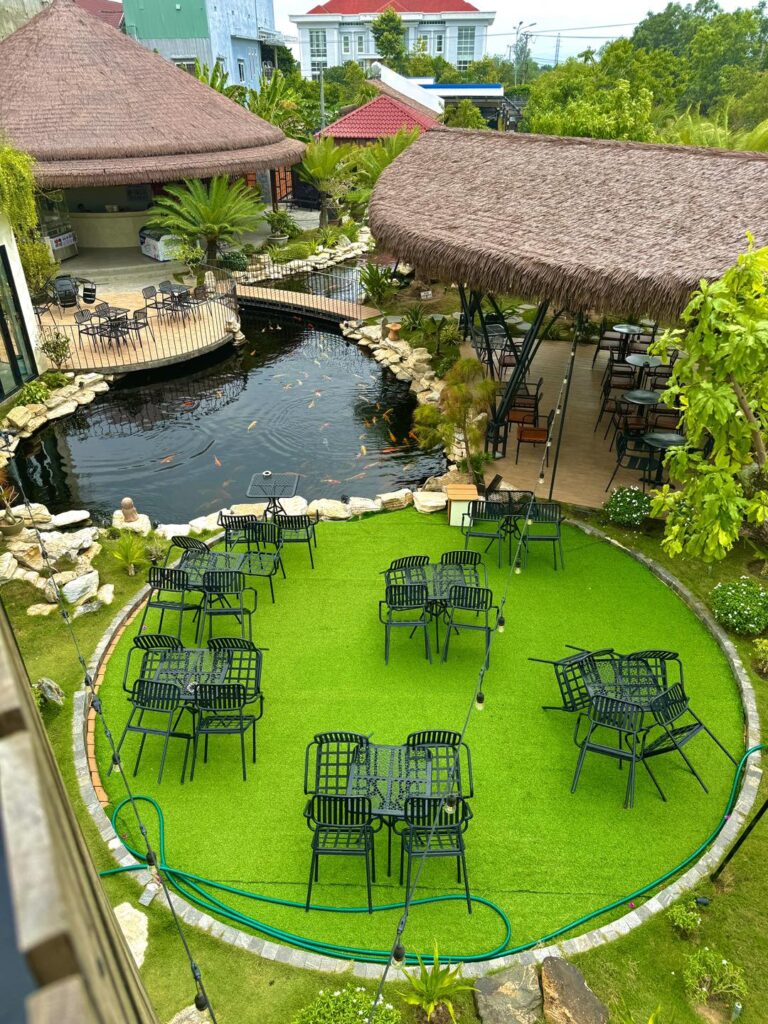 Góc sân vườn xanh mát với mái rơm nhân tạo vừa thẩm mỹ vừa bền bỉ dưới thời tiết Gia Lai.