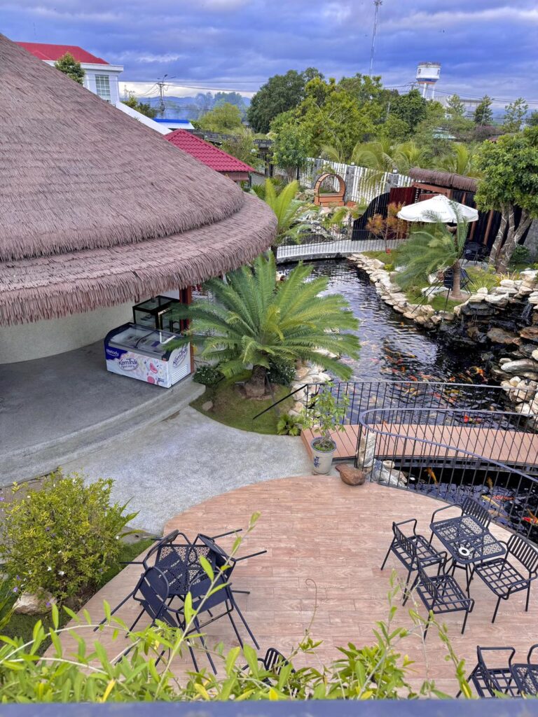 Rơm nhân tạo được sử dụng đồng bộ trong thiết kế mái, mang lại sự mộc mạc và nhất quán cho công trình.