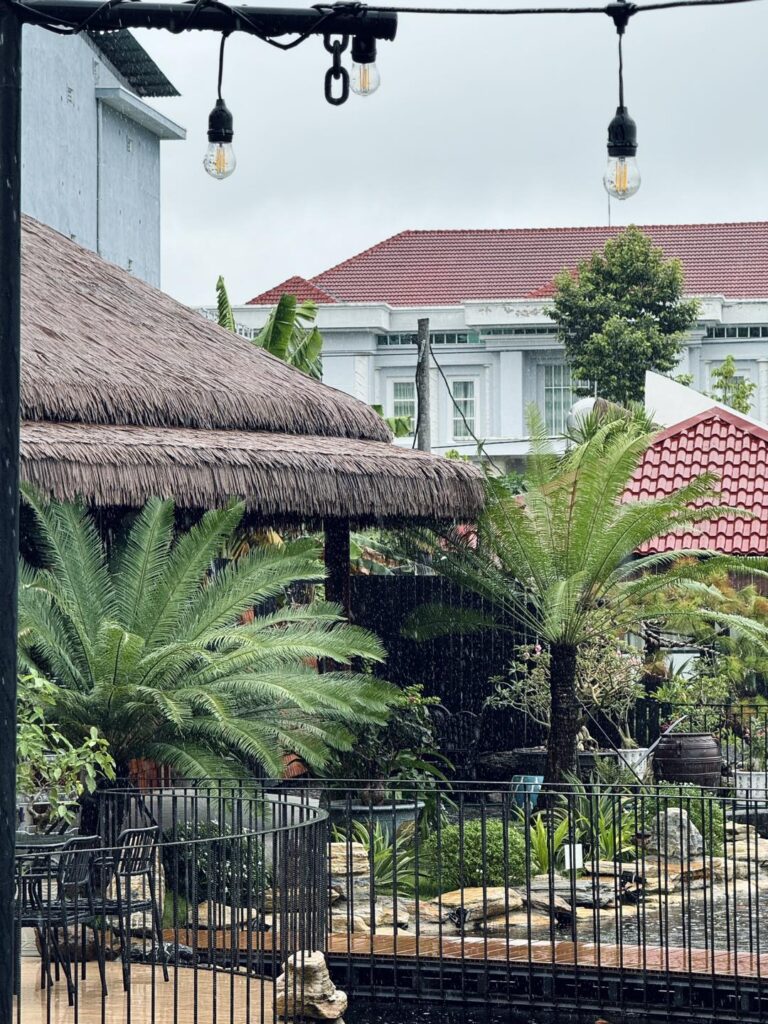 Không gian thư giãn hài hòa giữa thiên nhiên, với mái rơm nhân tạo chống nắng và tạo thẩm mỹ.