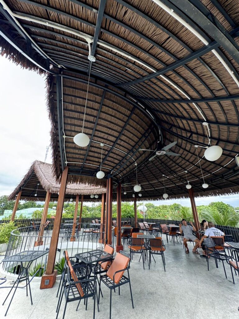 Rơm nhân tạo không chỉ chống thấm mà còn dễ uốn cong, phù hợp nhiều phong cách kiến trúc.