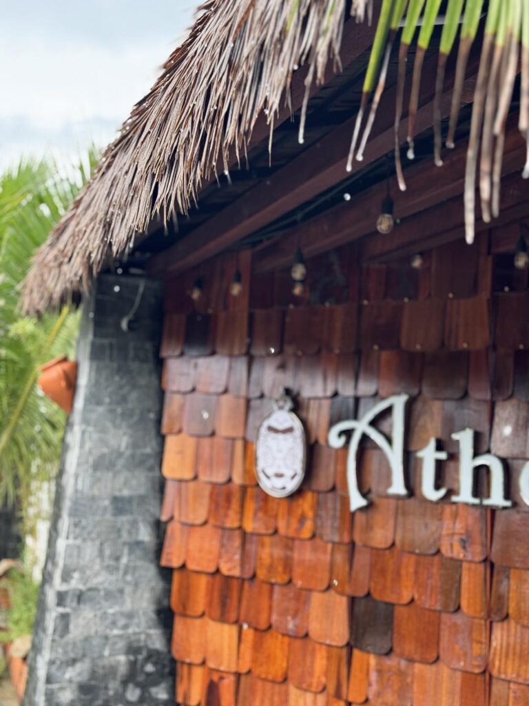 Kết hợp hài hòa giữa gỗ tự nhiên và mái rơm nhân tạo tạo nên phong cách độc đáo cho không gian cafe sân vườn.