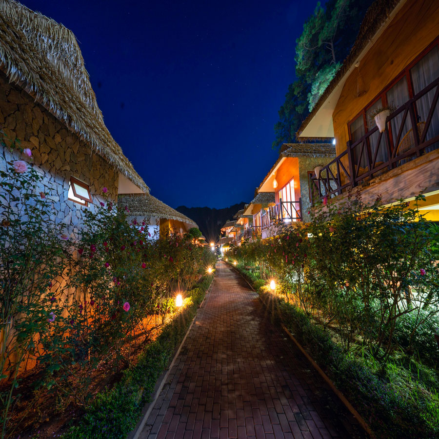 Mộc Châu Eco về đêm lung linh ánh đèn và mái rơm nổi bật