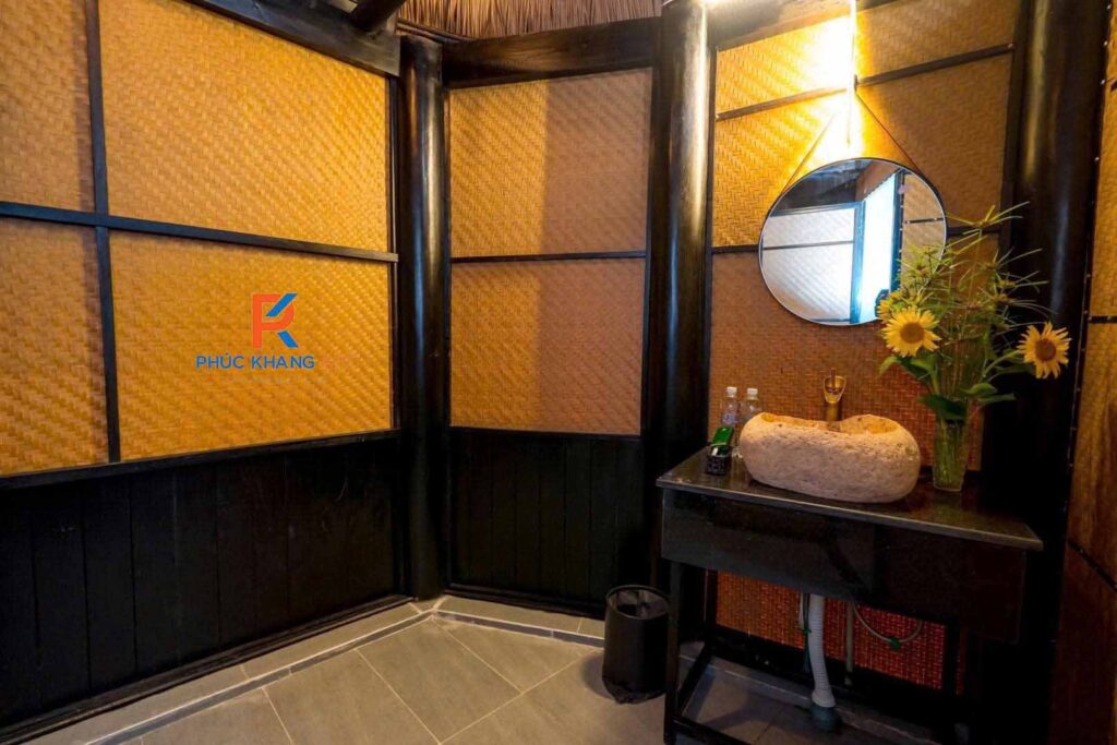 Không gian vệ sinh với thiết kế bao phủ bằng cót ép nhân tạo