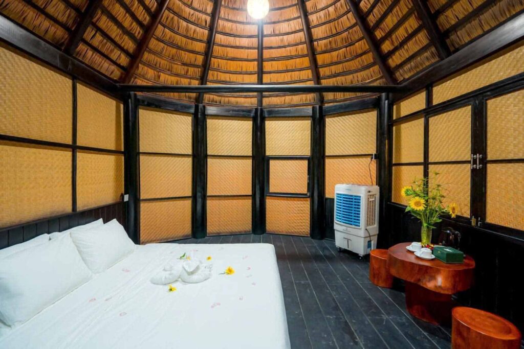 Nội thất nhà sàn với trần rơm nhân tạo và vách cót ép nhân tạo