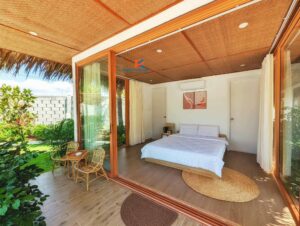 Trần phòng ngủ resort bằng cót nhân tạo chống ẩm, bền màu, thân thiện.