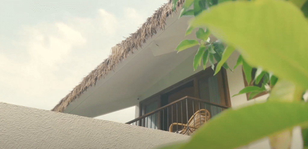 Góc cận mái rơm nhân tạo từ ban công tầng trên, mô phỏng rơm thật – phù hợp khí hậu Việt Nam.
