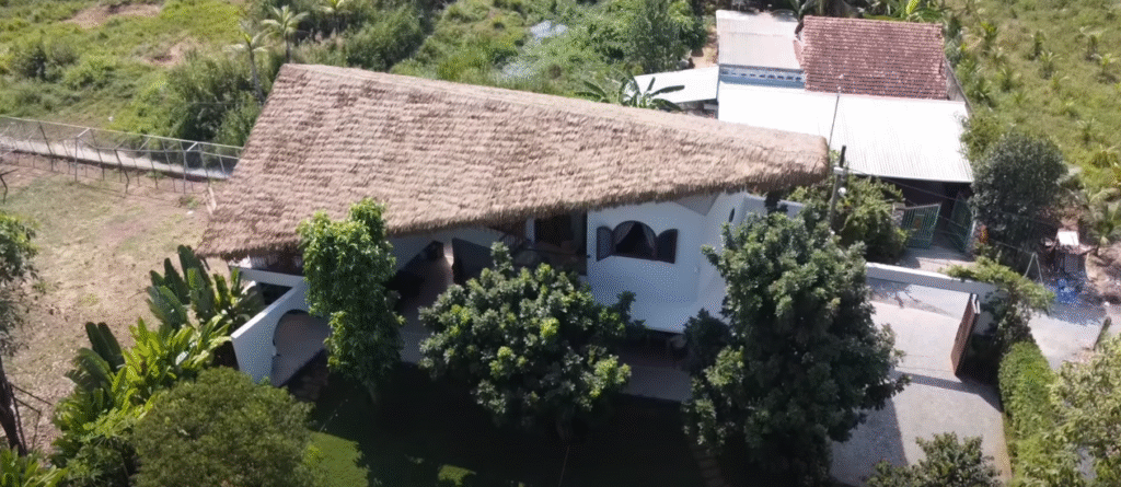 Kiến trúc nhà ở nghỉ dưỡng hiện đại sử dụng vật liệu rơm nhân tạo để tăng tính mộc mạc và giảm chi phí bảo trì.