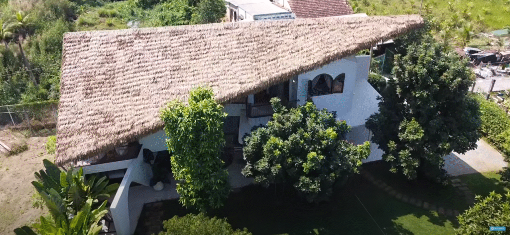 Toàn cảnh từ trên cao biệt thự Birdy Home với mái rơm nhân tạo, nổi bật trong không gian thiên nhiên.