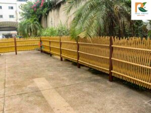 Hàng rào tre giả ngoài trời chống thấm, bền đẹp.