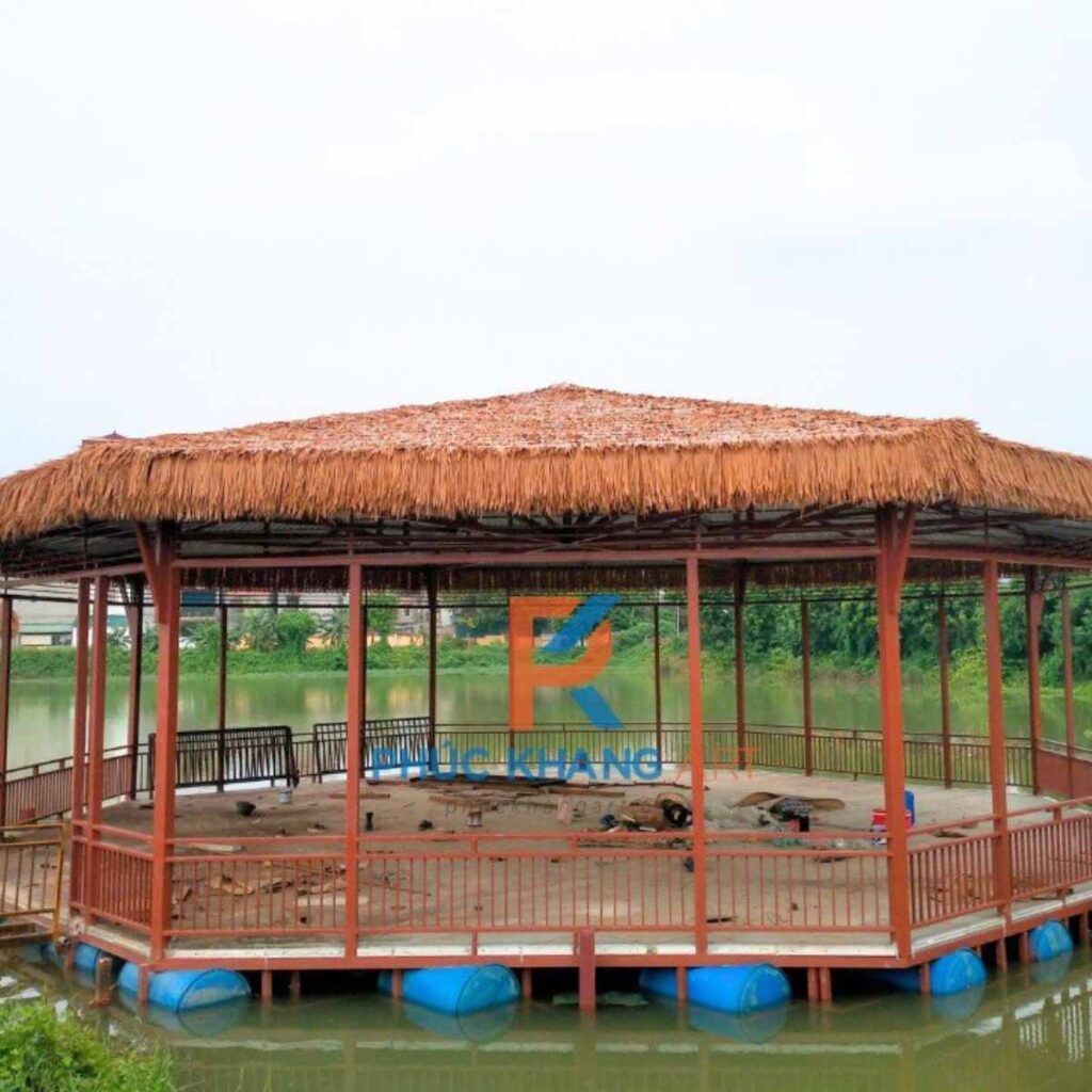 Một trong những công trình nhà nổi đầu tiên tại Học viện Nông nghiệp hoàn tất với mái lá nhân tạo.