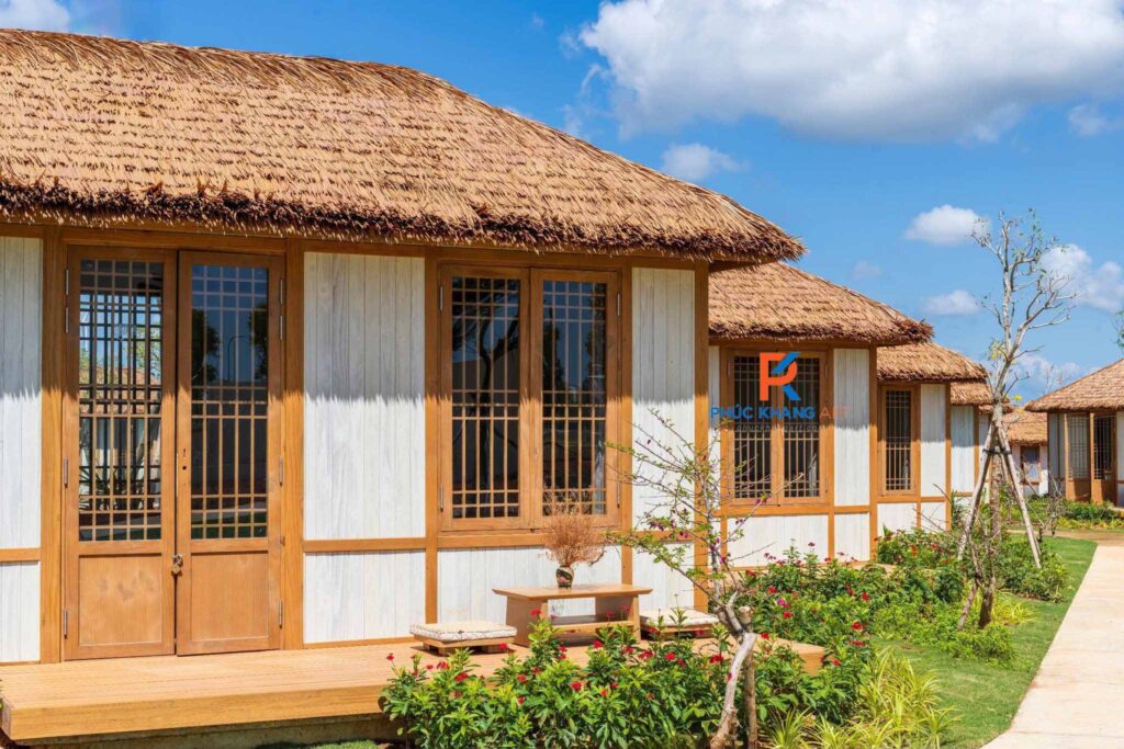 Biệt thự K-Town lợp mái rơm nhân tạo giúp làm mát và tăng tính thẩm mỹ