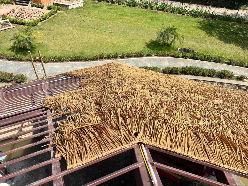 Cận cảnh thi công rơm nhân tạo trực tiếp trên góc mái chòi bát giác 200m2