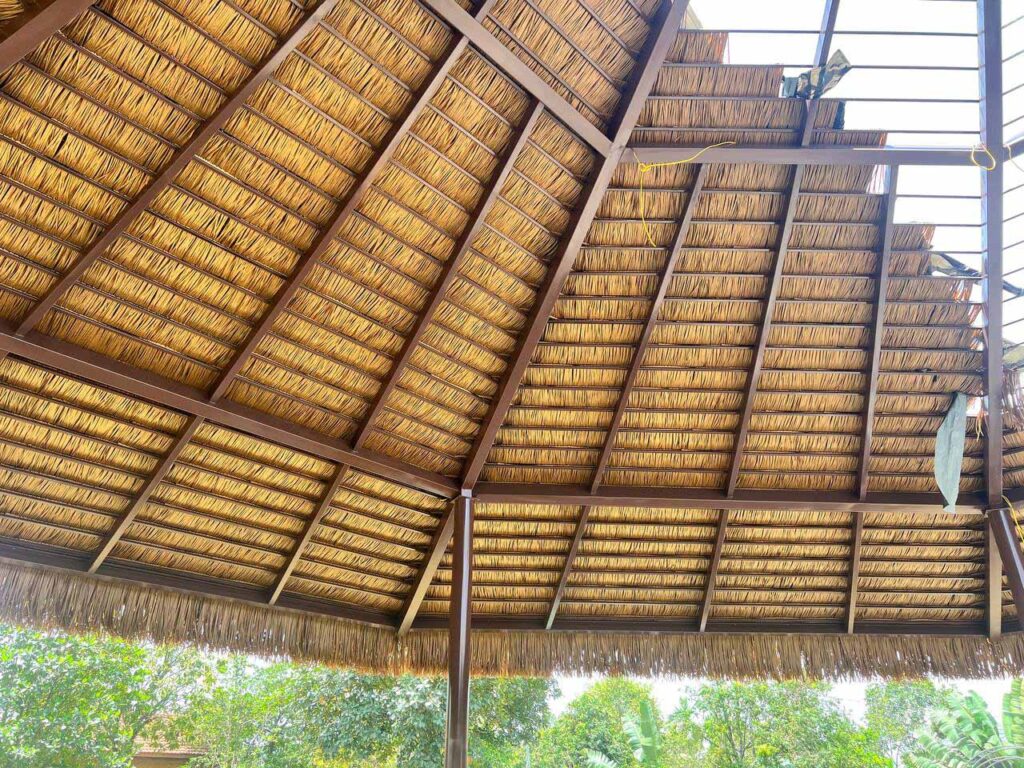 Hình 2: Cận cảnh mặt dưới mái rơm nhân tạo, thi công rơm nhân tạo trực tiếp trên khung.