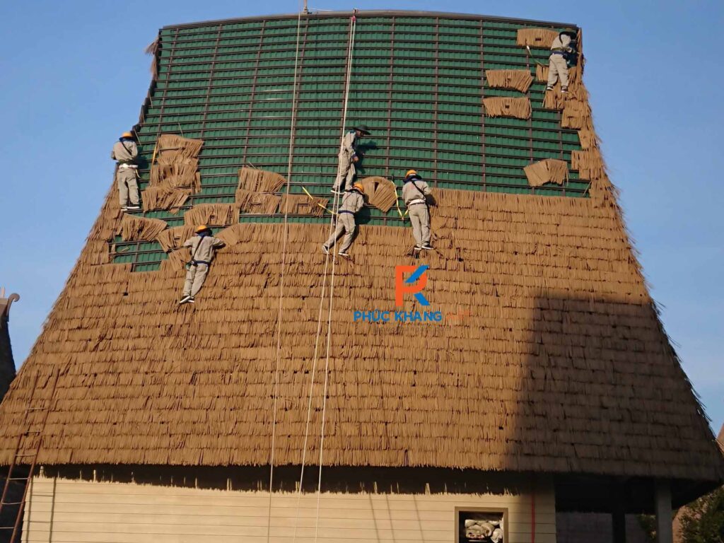 Thi công mái rơm nhân tạo chuyên nghiệp trên nhà lớn khu Rạng Đông