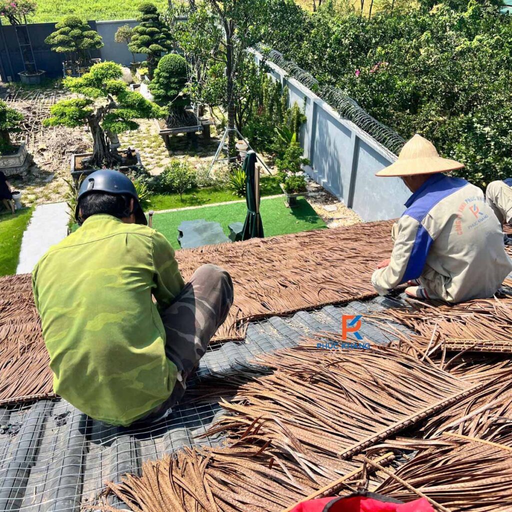 Thợ thi công tranh nhân tạo mái resort