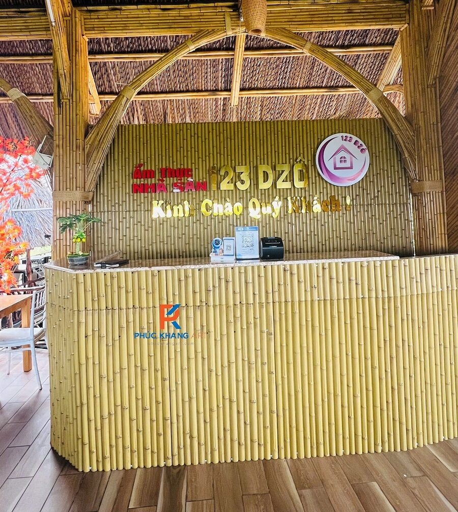 Tấm tre ốp quầy thu ngân tại nhà hàng ẩm thực