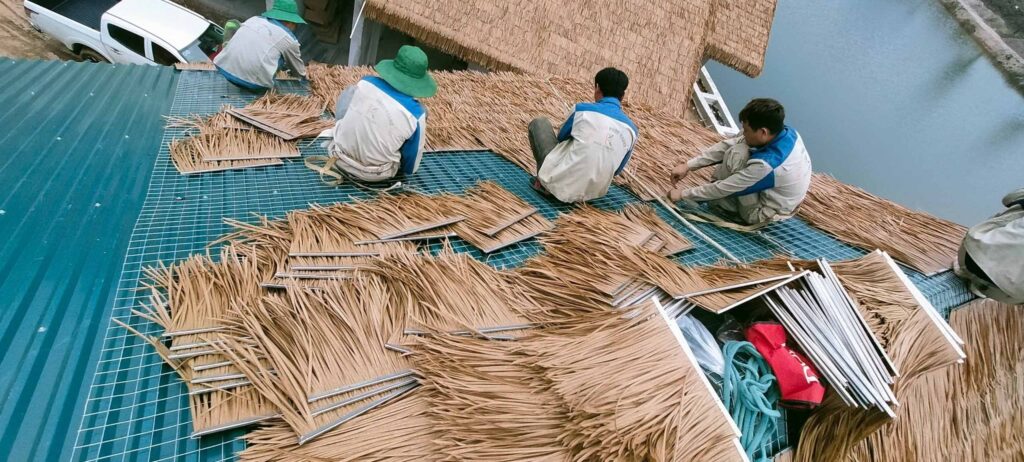 Thi công rơm nhân tạo trên mái tôn có sẵn
