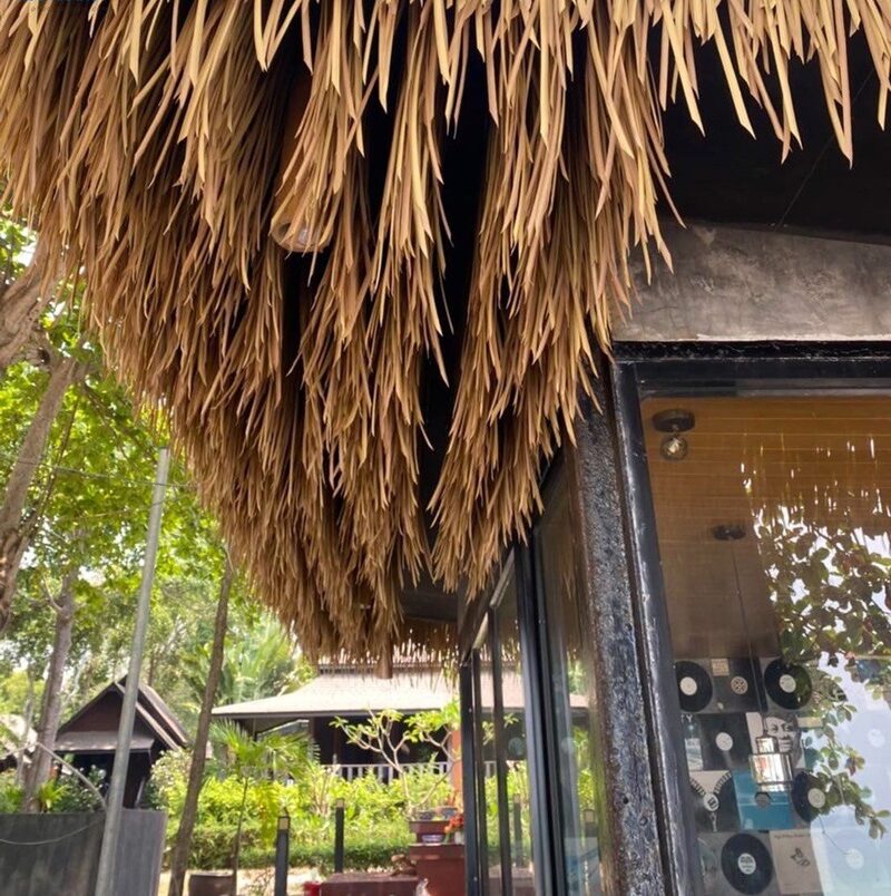 Trần nhà decor với rơm nhân tạo