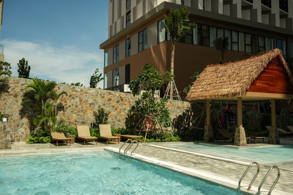 Mái lá nhân tạo kết hợp ghế nghỉ thư giãn tạo nên không gian resort mộc mạc, sang trọng và bền vững ngoài trời.