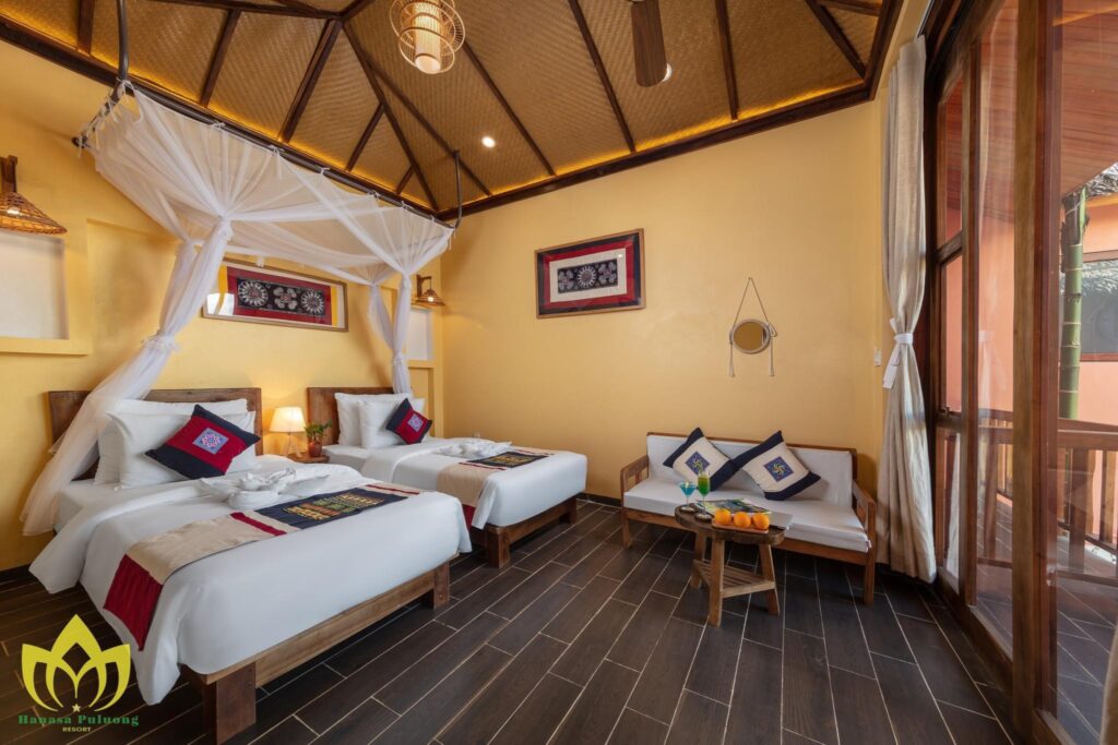 Phòng đôi tại Hanasa với trần cót ép nhân tạo – vật liệu thân thiện và bền vững.