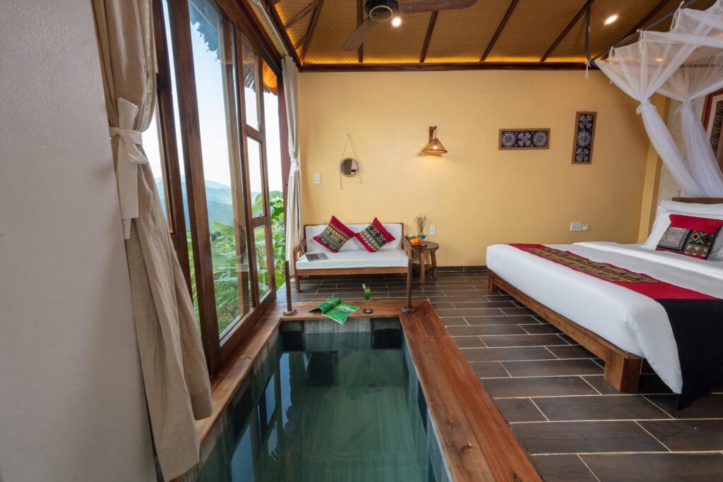 Thiết kế hài hòa giữa nội thất hiện đại và trần cót ép nhân tạo mang phong cách sinh thái.