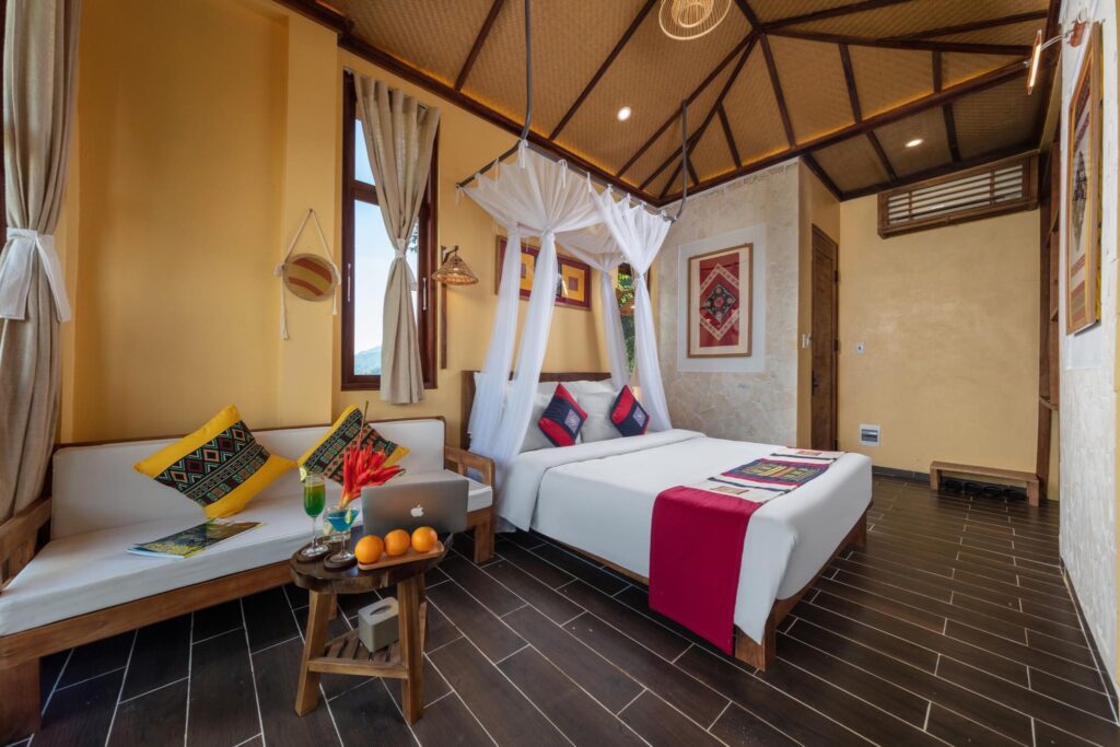 Không gian mở thoáng đãng với vách kính và trần cót ép nhân tạo tạo điểm nhấn nổi bật.