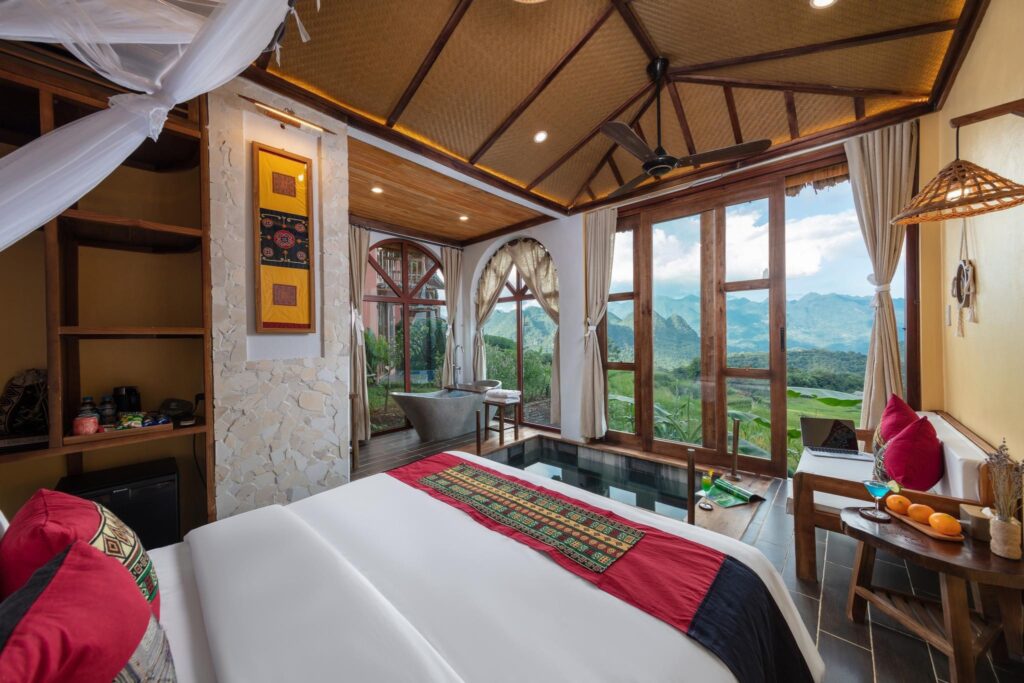 Phòng nghỉ tại Hanasa Pù Luông với trần nhà sử dụng cót ép nhân tạo, mang vẻ đẹp mộc mạc giữa thiên nhiên.