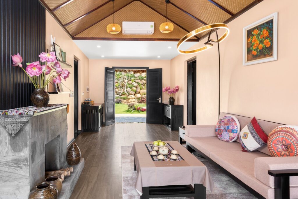 Nội thất phòng nghỉ sử dụng mành cót ép nhân tạo ốp trần, tạo cảm giác ấm cúng và tự nhiên