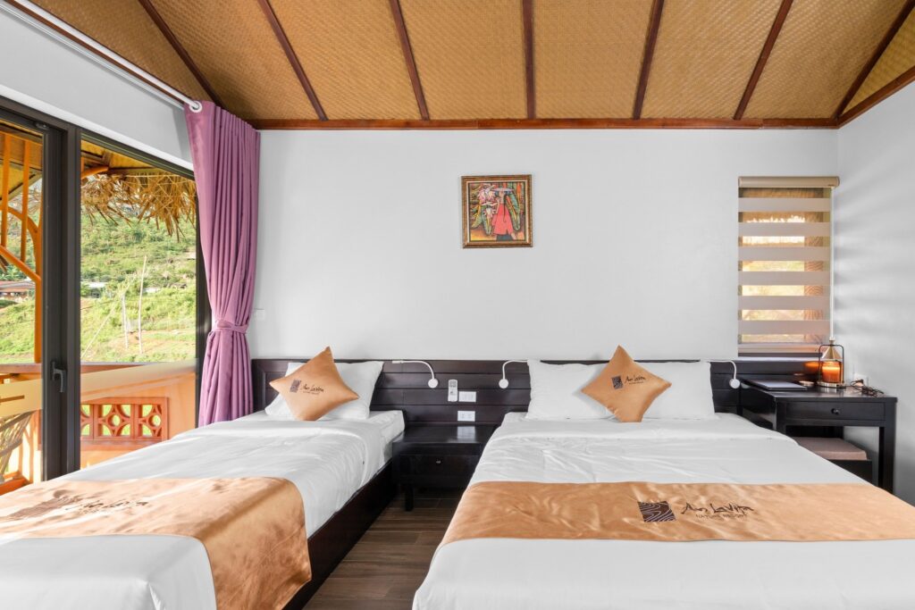 Mành cót ép nhân tạo làm trần phòng ngủ, tôn lên vẻ đẹp tự nhiên và thoáng đãng