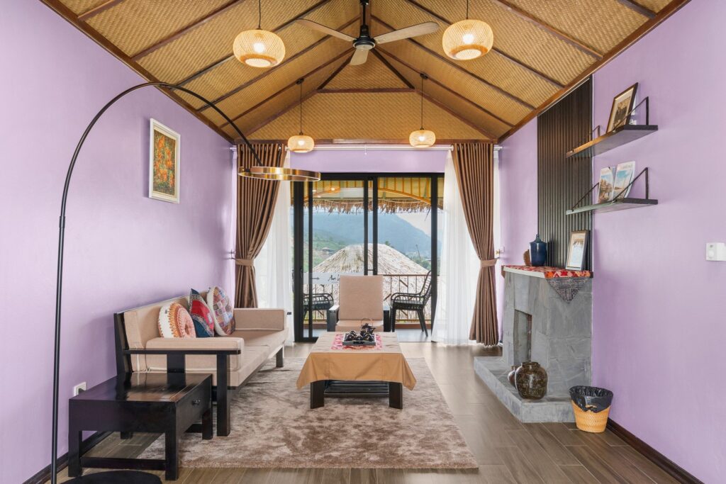 Không gian thư giãn trang trí bằng mành cót ép nhân tạo kết hợp nội thất hiện đại