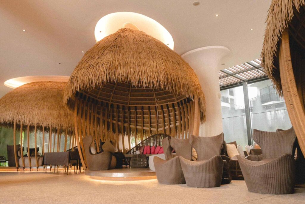 Rơm nhân tạo trang trí trần nhà trong không gian nội thất cao cấp.